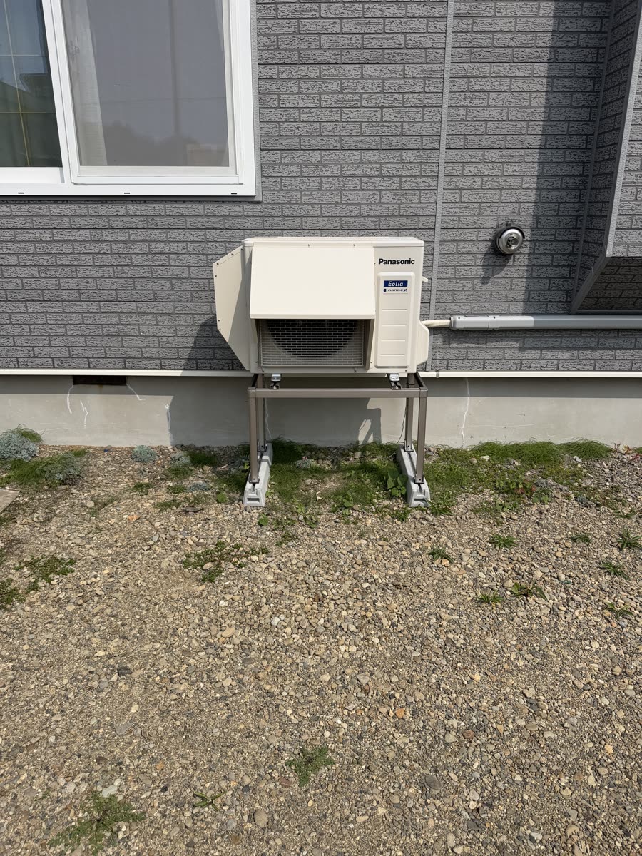 室外機を架台に設置したエアコン取り付けの施工例
