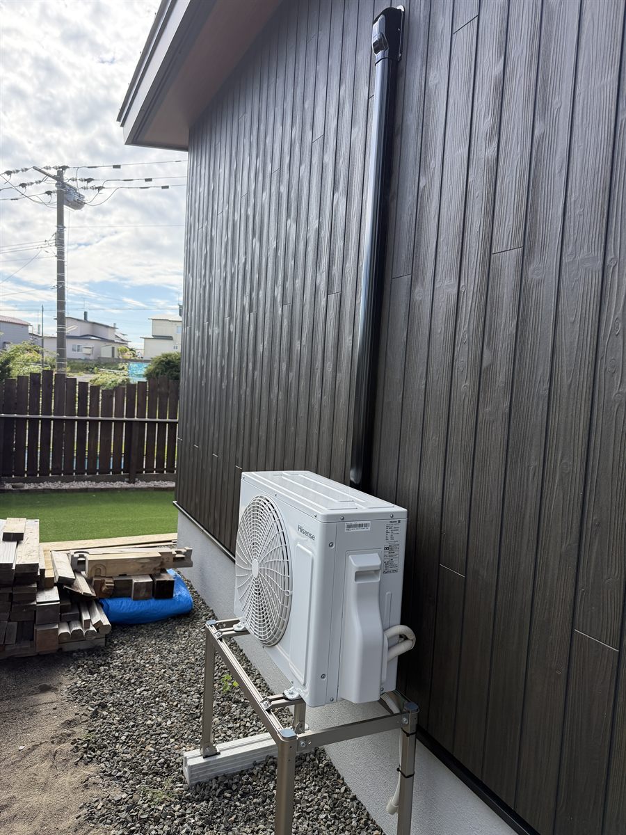 外壁に壁面架台で設置した室外機